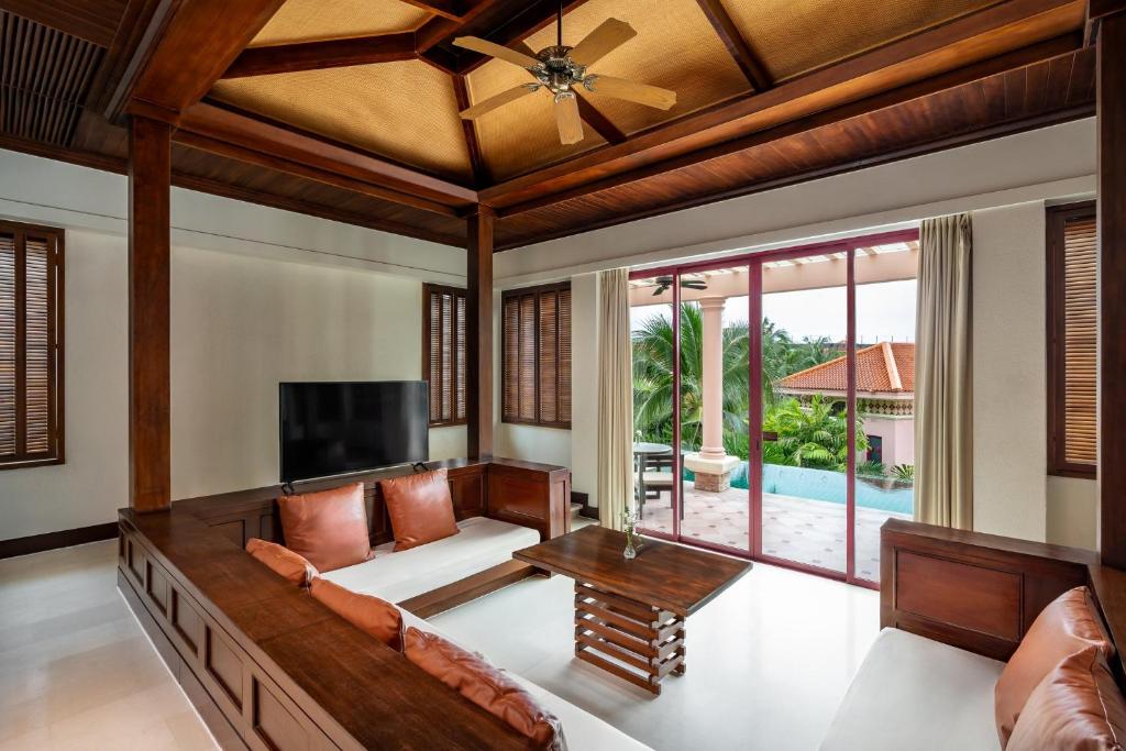 סנטרה גראנד ביץ’ ריזורט פוקט (Centara Grand Beach Resort Phuket)
