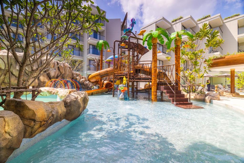 פוקט אמרלד ביץ’ ריזורט (Phuket Emerald Beach Resort)