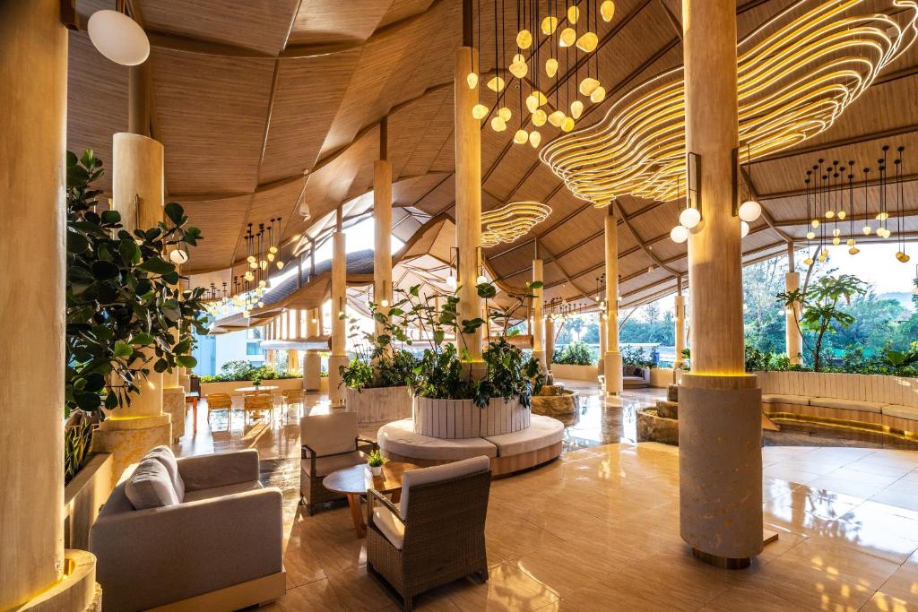 פוקט אמרלד ביץ’ ריזורט (Phuket Emerald Beach Resort)