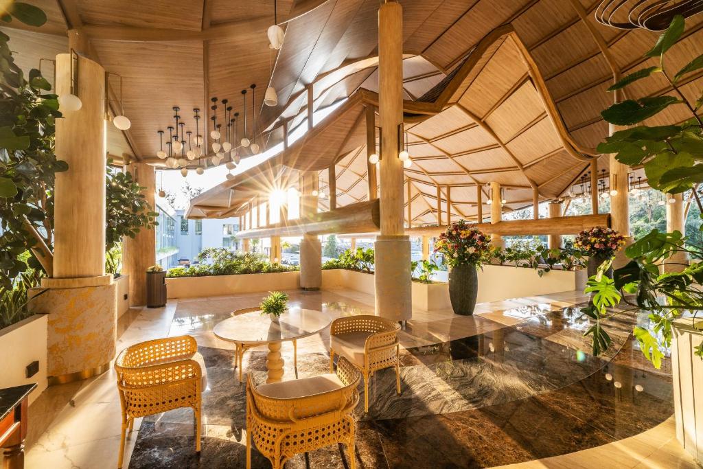 פוקט אמרלד ביץ’ ריזורט (Phuket Emerald Beach Resort)