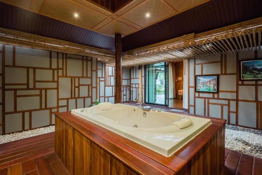 ריילי וילג' ריזורט (Railay Village Resort)
