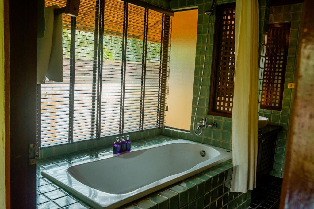 סנטרה קו צ'אנג טרופיקנה ריזורט (Centara Koh Chang Tropicana Resort)