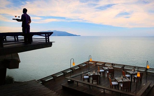 מסעדת Dining on the Rocks